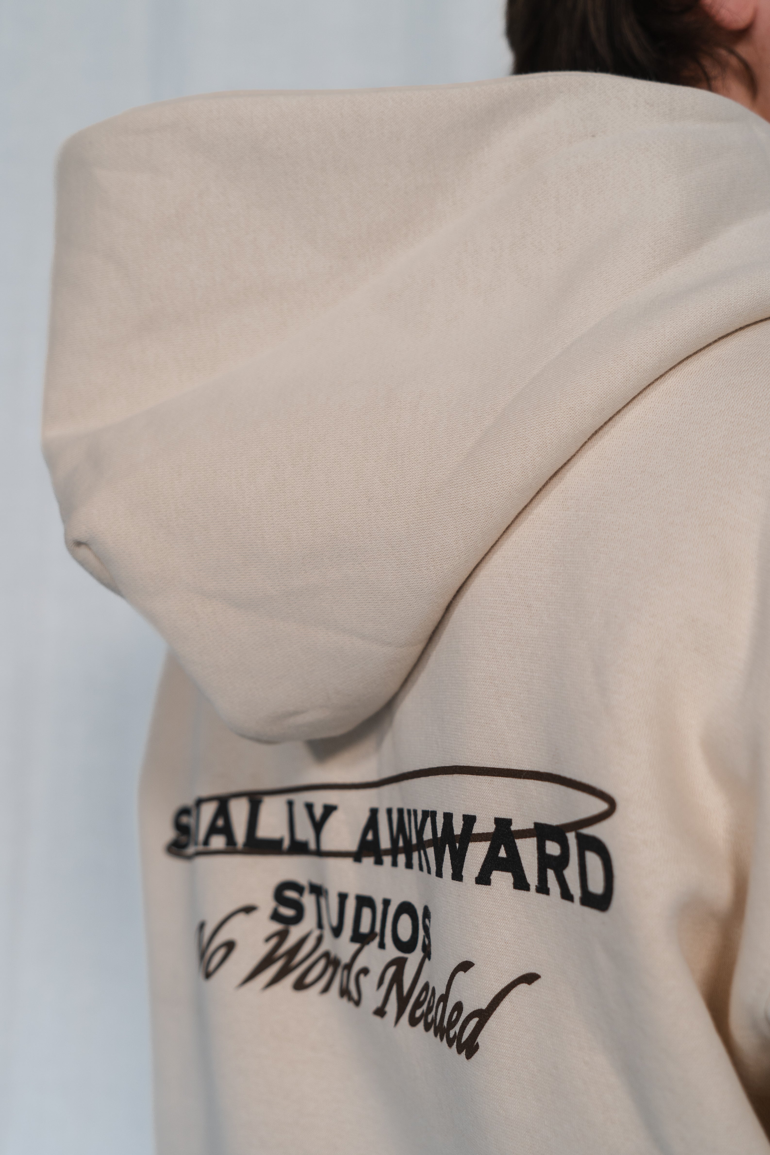 Socially Awkward Hoodie Creme met logo