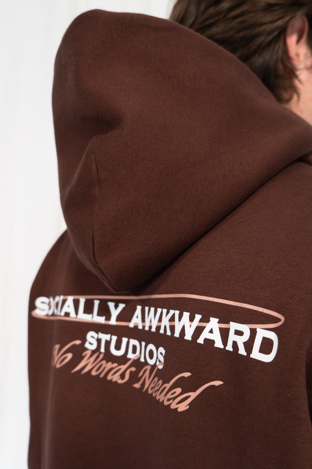 Socially Awkward Hoodie Bruin met logo