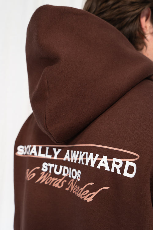 Socially Awkward Hoodie Bruin met logo